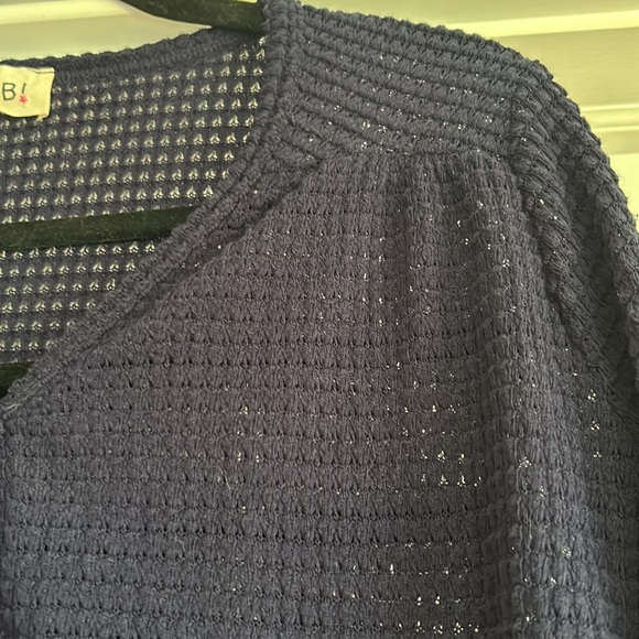 Bibi open work top with vneck and long sleeves. Button are fixed - Picture 7 of 11